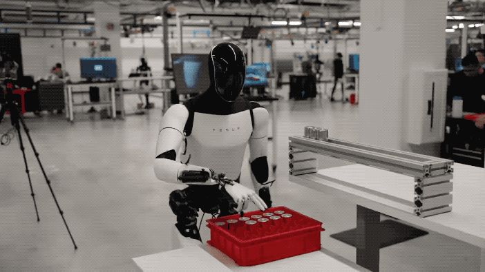 特斯拉机器人进厂打工，马斯克：手的自由度今年将达到22个！